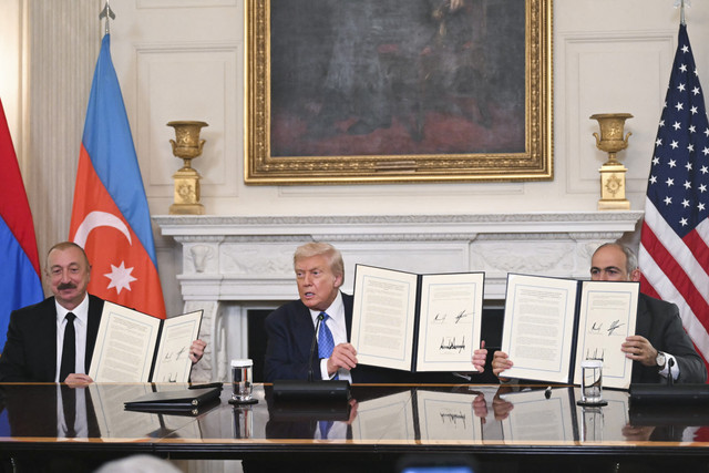 Presiden AS Donald Trump (tengah) dan Perdana Menteri Armenia Nikol Pashinyan  Presiden Azerbaijan Ilham Aliyev memperlihatkan perjanjian di Gedung Putih di Washington DC,  Jumat (8/8/2025). Foto: Andrew Caballero-Reynolds/AFP