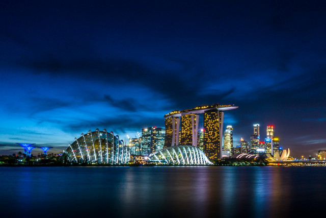 Itinerary Singapore 4 hari 3 malam. Foto pemandangan Singapura di malam hari. Sumber: Unsplash/Mike Enerio