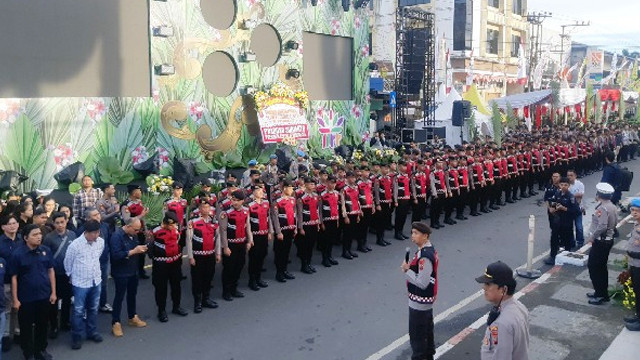 Personel kepolisian saat mengikuti apel persiapan pengamanan festival bunga TIFF 2025 di Kota Tomohon, Sulawesi Utara. (foto: istimewa)