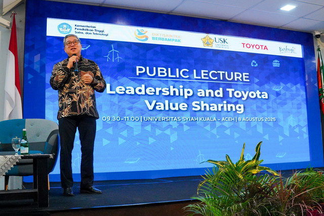 Presiden Direktur PT Toyota Motor Manufacturing Indonesia (TMMIN) Nandi Julyanto tengah memberikan kuliah umum di Kampus Universitas Syiah Kuala Banda Aceh, Nanggroe Aceh Darussalam (NAD), Jum’at (8/8). Foto: Istimewa