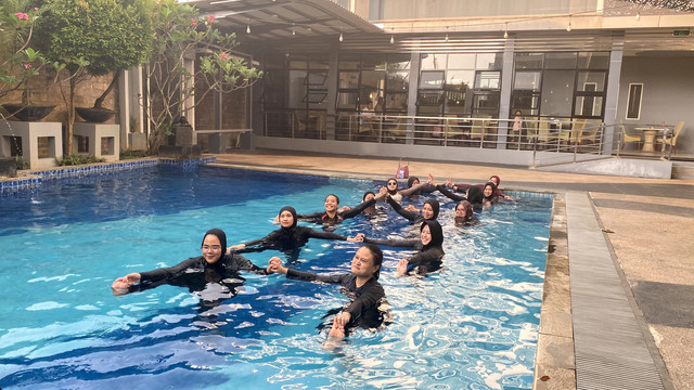 Keseruan para peserta yang mengikuti kelas olahraga 'Aqua Yoga' di Hotel Mercure Pontianak pada Jumat, 8 Agustus 2025. Foto: Alycia Tracy Nabila/Hi!Pontianak