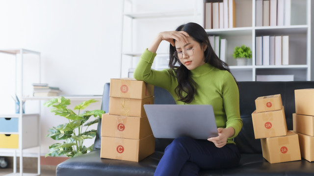 Ilustrasi perempuan belanja. Foto: Shutterstock