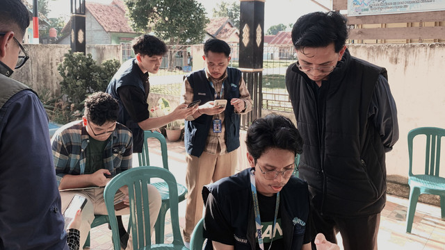 Mahasiswa KKN tengah berdiskusi dan menerima pembekalan langsung dari tim Bank Mandiri terkait proses pembuatan QRIS, sebelum melakukan sosialisasi kepada masyarakat desa.