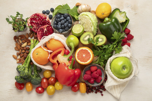 Ilustrasi sayuran hijau, jeruk, dan aneka buah beri. Foto: Shutterstock