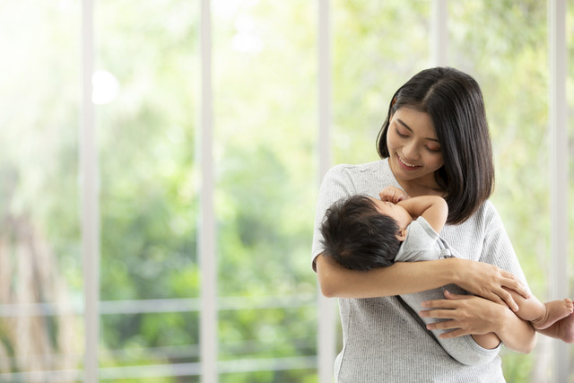 Ilustrasi ibu menyusui di tempat umum. Foto: Shutterstock