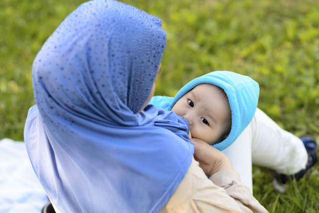 Ilustrasi ibu menyusui di tempat umum. Foto: Shutterstock