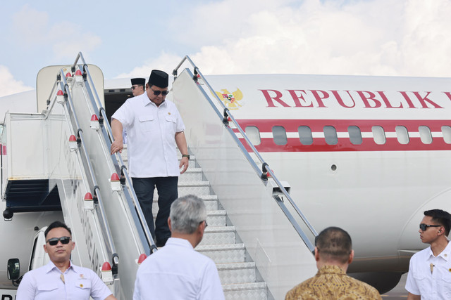 Presiden Republik Indonesia, Prabowo Subianto tiba di Singapura pada Sabtu (9/8/2025). Foto: Rian - Biro Pers Sekretariat Presiden