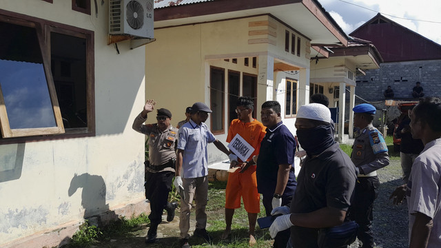 Warga Kota Maba, Kabupaten Halmahera Timur, Provinsi Maluku Utara, datangi lokasi rekonstruksi kasus pembunuhan terhadap KLP alias Tiwi (30) tahun, pegawai Badan Pusat Statestik (BPS) di Desa Soagimalaha, Kota Maba, Jumat (8/8/2025). Foto: Dok. kumparan