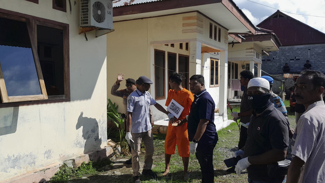 Warga Kota Maba, Kabupaten Halmahera Timur, Provinsi Maluku Utara, datangi lokasi rekonstruksi kasus pembunuhan terhadap KLP alias Tiwi (30) tahun, pegawai Badan Pusat Statestik (BPS) di Desa Soagimalaha, Kota Maba, Jumat (8/8/2025). Foto: Dok. kumparan