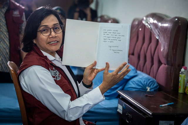 Menteri Keuangan Sri Mulyani (kedua kiri) didampingi Menteri Sosial Saifullah Yusuf (ketiga kiri) meninjau Sekolah Rakyat Menengah Atas 10 Jakarta Selatan di Pusdiklatbangprof Kemensos Margaguna, Jakarta, Sabtu (9/8/2025). Foto: Bayu Pratama S/ANTARA FOTO
