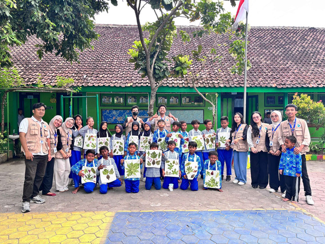 Foto bersama antara mahasiswa KKN 95 UMBY dengan para siswa siswi kelas 5A SD Negeri 3 Imogiri.