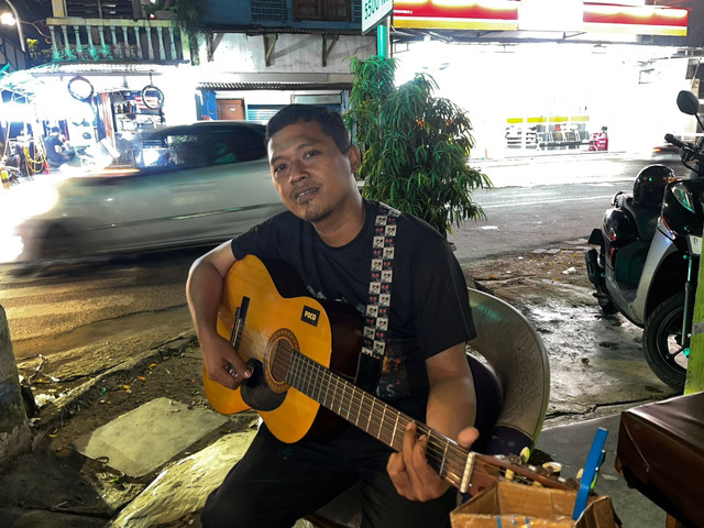 Pandri Pengamen di Jalan Raya Pos Pengumben. Foto: Rayyan Farhansyah/kumparan