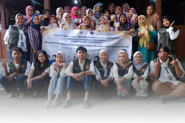 Foto bersama mahasiswa KKN-PPM UMBY, perangkat padukuhan, dan peserta pelatihan nugget lele di Banyusumurup, Bantul. (Sumber: Dokumentasi Pribadi)