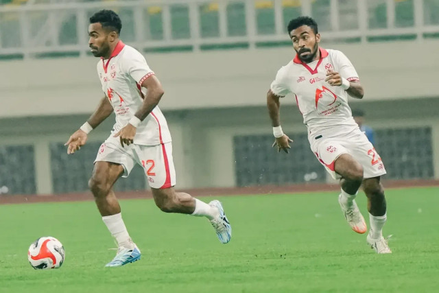 Yakob dan Yance Sayuri di pertandingan Dewa United vs Malut United di Super League. Foto: Dok. Malut United