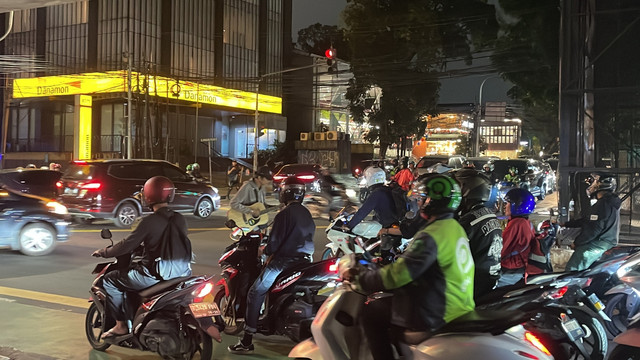 Salah satu pengamen jalanan, Dimas (20 tahun), saat ditemui di lokasinya mengamen, di Jalan Panglima Polim, Jakarta Selatan, Sabtu (9/8/2025). Foto: Fadhil Pramudya/kumparan