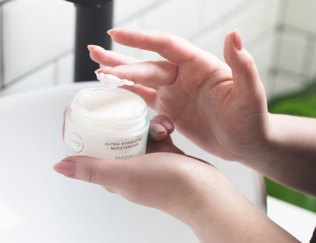 Ilustrasi manfaat glad2glow moisturizer ungu. Sumber: Unsplash/Alexandra Tran