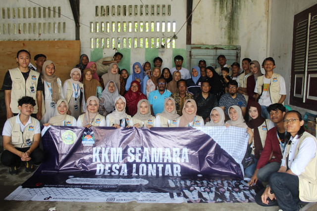 Foto Bersama Masyarakat Desa Lontar (Sumber: Dokumentasi Pribadi)