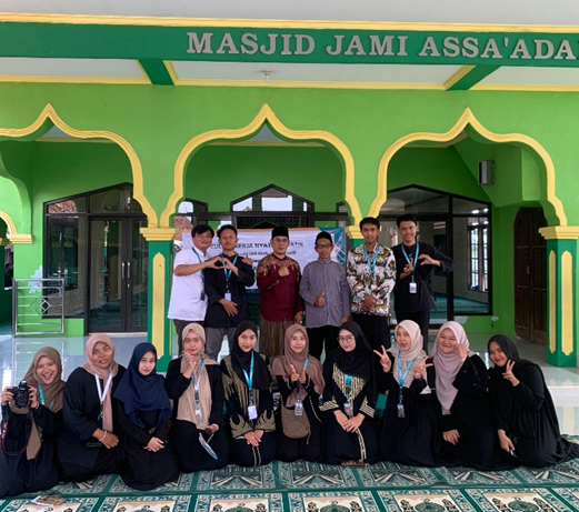 Foto bersama kelompok mahasiswa dan Ustadz H. Ma'mur Jawawi (Sumber: Pribadi).