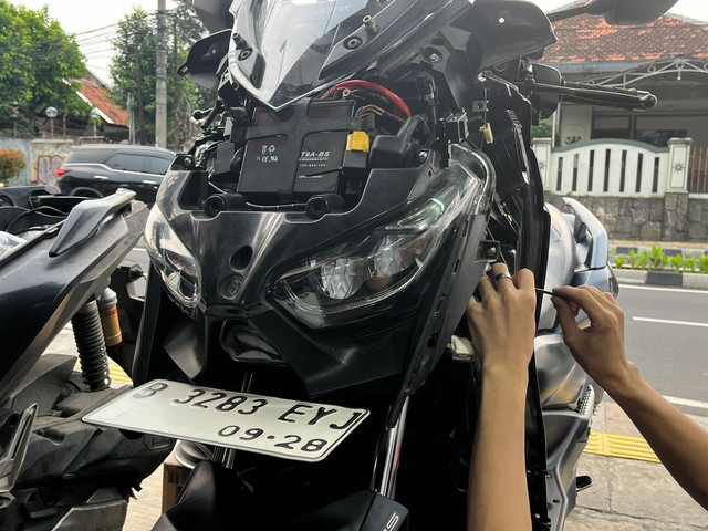 Suasana di bengkel lampu modifikasi Pendawa Horn. Foto: Fitra Andrianto/kumparan
