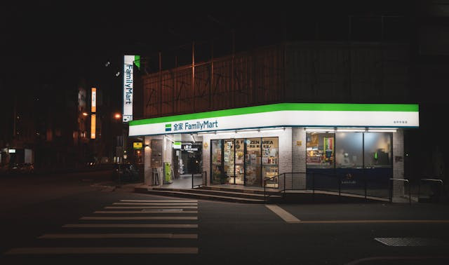 Gerai Family Mart Malang. Foto hanya ilustrasi bukan sebenarnya. Sumber foto: Pexels/IAN