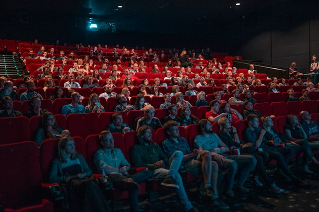 Perbedaan IMAX dan 4DX. Foto hanya ilustrasi bukan sebenarnya. Sumber foto: Unsplash/Krists Luhaers