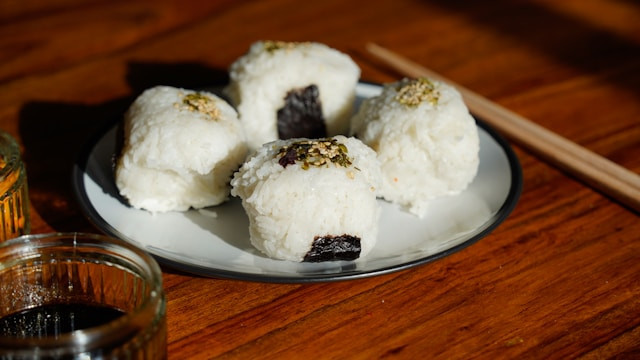 Makanan Pokok Jepang. Foto Onigiri. Sumber: Unsplash/Kat