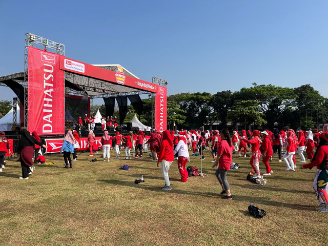 Warga Cirebon mengikuti Fun Zumba di Daihatsu Kumpul Sahabat Cirebon. Foto: Fitra Andrianto/kumparan