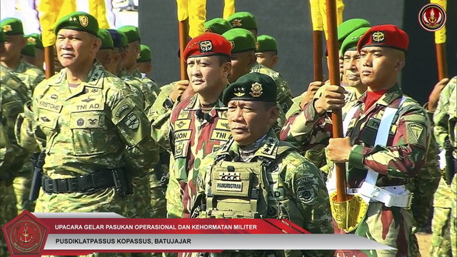 Letnan Jenderal TNI Djon Afriandi saat Upacara Gelar Pasukan Operasional dan Kehormatan Militer di Pusdiklat Passus Kopassus, Batujajar, Minggu (10/8/2025). Foto: YouTube/ Puspen TNI