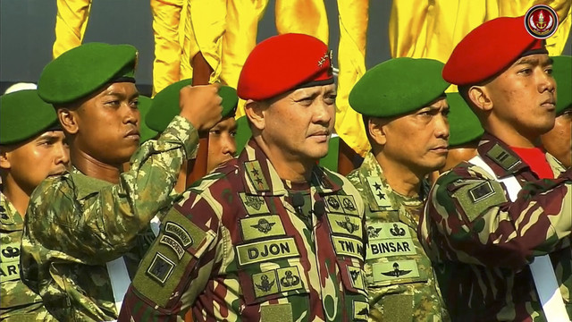 Letjen TNI Djon Afriandi saat Upacara Gelar Pasukan Operasional dan Kehormatan Militer di Pusdiklat Passus Kopassus, Batujajar, Minggu (10/8/2025). Foto: YouTube/Puspen TNI  