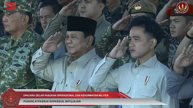 Presiden RI Prabowo Subianto bersama Wapres Gibran saat Upacara Gelar Pasukan Operasional dan Kehormatan Militer di Pusdiklat Passus Kopassus, Batujajar, Minggu (10/8/2025). Foto: YouTube/ Puspen TNI  