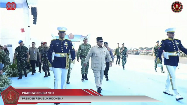 Presiden RI Prabowo Subianto tiba di acara Upacara Gelar Pasukan Operasional dan Kehormatan Militer di Pusdiklat Passus Kopassus, Batujajar, Minggu (10/8/2025). Foto: YouTube/ Puspen TNI  