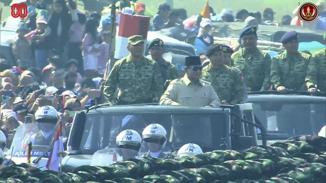 Presiden RI Prabowo melakukan pemeriksaan pasukan bersama Menhan RI, Sjafrie Sjamsoeddin dan Panglima TNI Agus Subiyanto beserta jajaran saat Upacara Gelar Pasukan Operasional dan Kehormatan Militer di Pusdiklat Passus Kopassus, Minggu (10/8/2025). Foto: YouTube/ Puspen TNI  