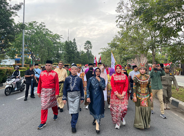 Gubernur Kalbar, Ria Norsan bersama dengan stakholder lainnya berjalan dari Kantor Gubernur Kalbar hingga ke Museum. Foto: Rabiansyah/Hi!Pontianak.