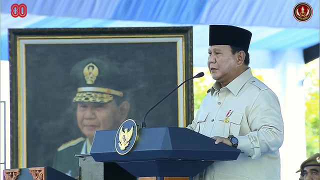 Presiden RI Prabowo Subianto saat Upacara Gelar Pasukan Operasional dan Kehormatan Militer di Pusdiklat Passus Kopassus, Minggu (10/8/2025). Foto: YouTube/ Puspen TNI  