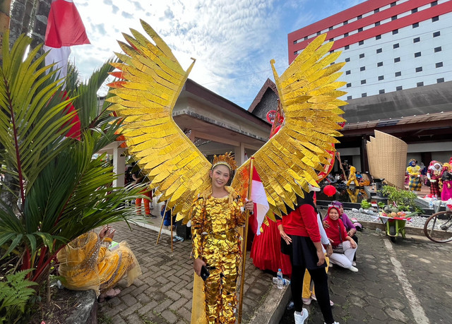 Tika Rena salah satu kontestan yang menggunakan baju garuda emas. Foto: Rabiansyah/Hi!Pontianak.