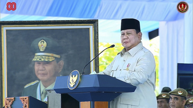 Presiden RI Prabowo Subianto saat menjadi Inspektur Upacara Gelar Pasukan Operasional dan Kehormatan Militer di Pusdiklat Passus Kopassus, Minggu (10/8/2025). Foto: YouTube/ Puspen TNI  