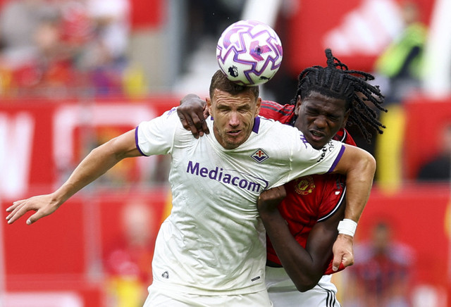 Edin Dzeko dari Fiorentina beraksi bersama Ayden Heaven dari Manchester United pada pertandingan persahabatan antara Manchester United vs Fiorentina di Old Trafford, Manchester, Britania Raya, Minggu (10/8/2025) dini hari WIB. Foto: Andrew Boyers/REUTERS