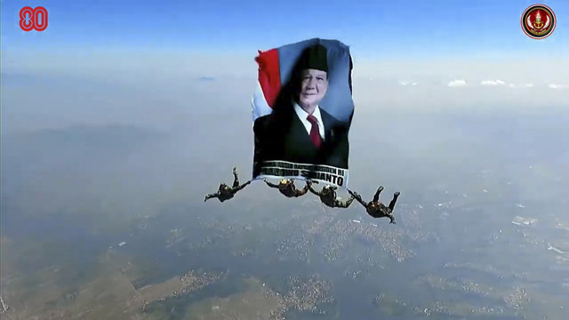 Aksi penerjun Korpasgat kibarkan bendera bergambar Presiden RI Prabowo Subianto saat Upacara Gelar Pasukan Operasional dan Kehormatan Militer di Pusdiklatpassus Batujajar, Bandung, Minggu (10/8/2025). Foto: YouTube/ Puspen TNI  