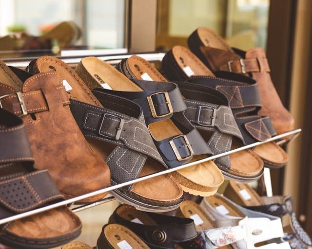 Ilustrasi Merk Sandal Pria Terbaik. Sumber: Pexels/Patrick