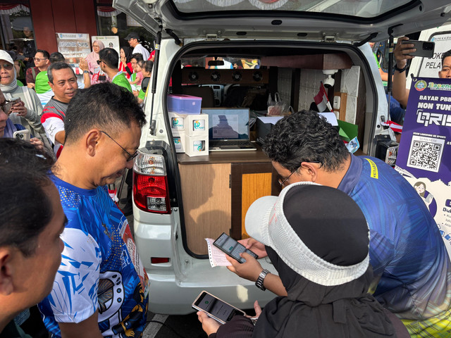 Wali Kota Pontianak Edi Rusdi Kamtono melihat warga membayar PBB-P2 dengan menggunakan QRIS Dinamis. Foto: Dok. Prokopim Pemkot Pontianak