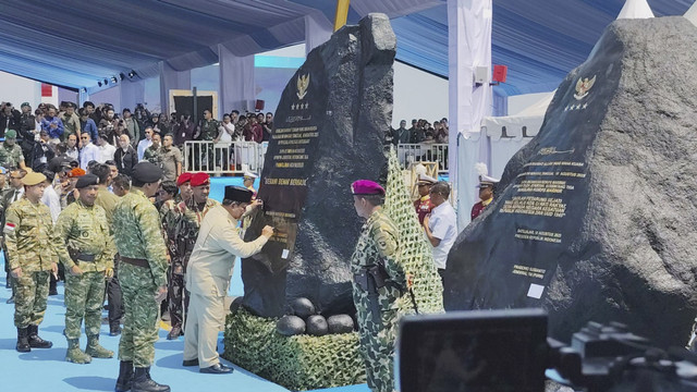 Presiden Prabowo Subianto menandatangani prasasti tiga pasukan khusus TNI yang baru dikukuhkan di Pusdiklatpassus Batujajar, Bandung, pada Minggu (10/8/2025). Foto: Luthfi Humam/kumparan