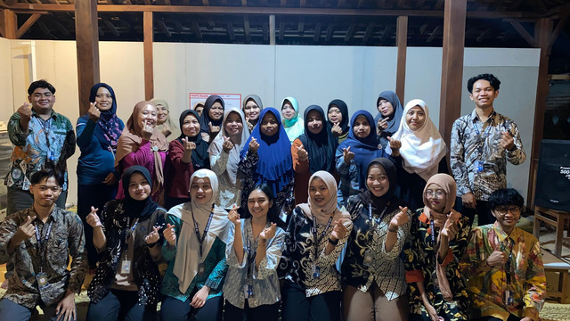 Foto bersama mahasiswa KKN-PPM UMBY, dan peserta pelatihan Peningkatan Nilai Tambah Produk Lokal di Ngrancah, Sriharji, Imogiri, Bantul. (Sumber: Dokumentasi Pribadi)