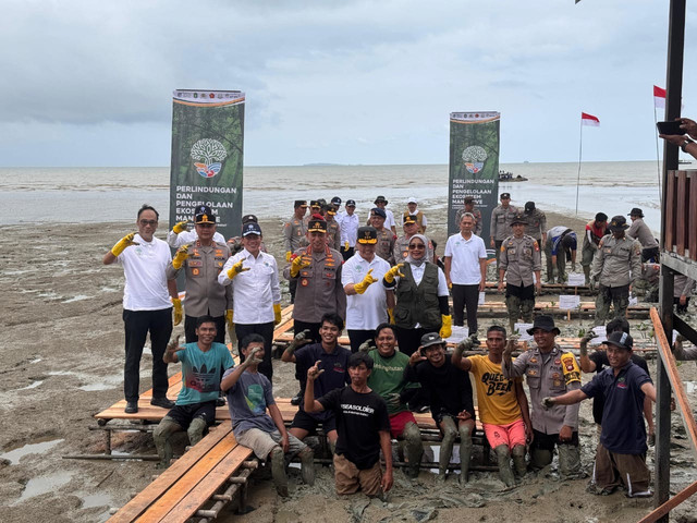Bupati Mempawah, Erlina, saat acara penanaman mangrove bersama Kapolri Jenderal Pol Listyo Sigit Prabowo dan Menteri LHK Hanif Faisol Nurofiq di Mempawah Mangrove Park pada Jum'at, 8 Agustus 2025. Foto: Muhammad Zain/HiPontianak