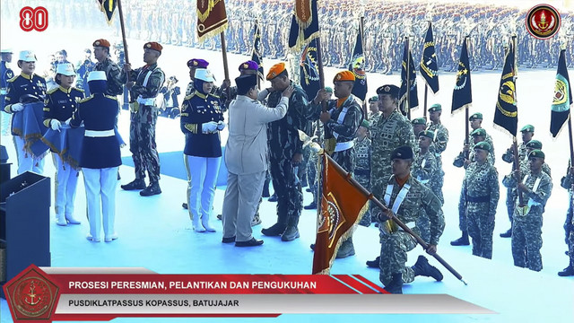 Presiden RI Prabowo Subianto saat prosesi pengukuhan Marsdya Deny Muis di Upacara Gelar Pasukan Operasional dan Kehormatan Militer di Pusdiklatpassus Batujajar, Bandung, Minggu (10/8/2025). Foto: YouTube/ Puspen TNI 