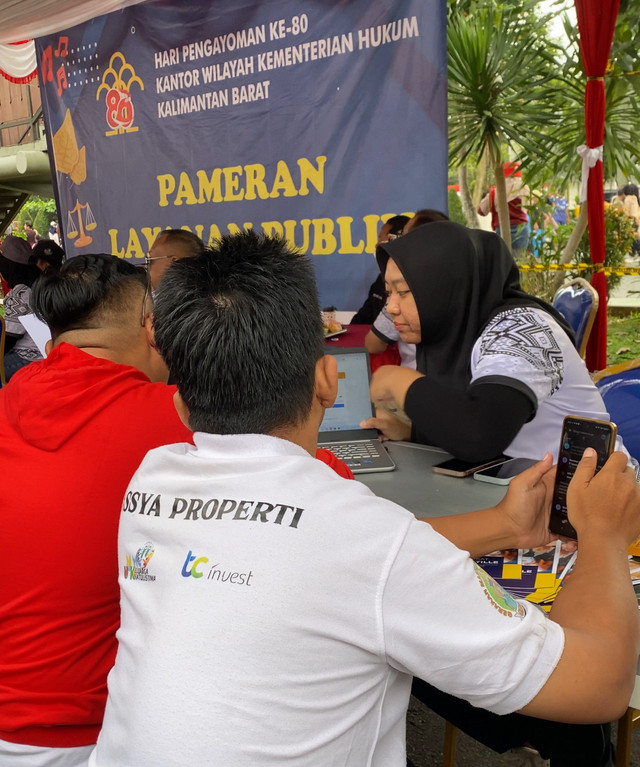 Petugas Kemenkum Kalbat saat memberikan penjelasan kepada warga. Foto: Yulia Ramadhiyanti/HiPontianak