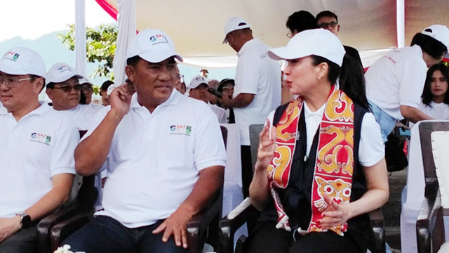 Gubernur Sulawesi Utara, Yulius Selvanus, berbicara dengan Menteri Pariwisata, Widiyanti Putri Wardhana.