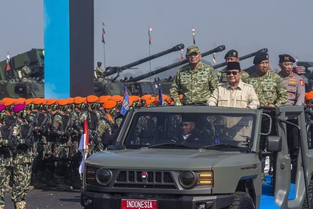 Presiden RI Prabowo Subianto didampingi Menhan Sjafrie Sjamsoeddin, Panglima TNI Jenderal Agus Subiyanto beserta jajaran memeriksa kesiapan pasukan saat Upacara Gelar Pasukan Operasional dan Kehormatan Militer di Batujajar, Minggu (10/8/2025). Foto: Abdan Syakura/ANTARA FOTO
