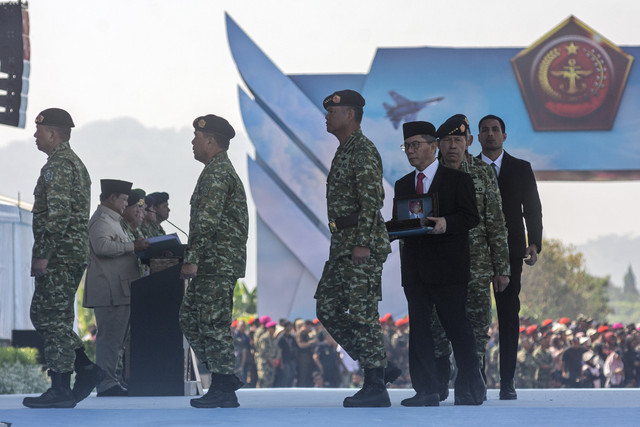 Wakil Panglima TNI Jenderal Tandyo Budi Revita berjalan menuruni panggung utama usai dilantik pada Upacara Gelar Pasukan Operasional dan Kehormatan Militer di Lanud Suparlan Pusdiklatpassus, Batujajar, Kabupaten Bandung, Minggu (10/8/2025). Foto: Abdan Syakura/ANTARA FOTO