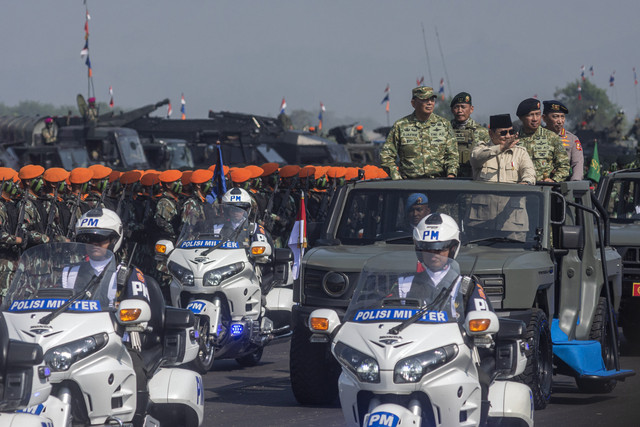 Presiden RI Prabowo Subianto didampingi Menhan Sjafrie Sjamsoeddin, Panglima TNI Jenderal Agus Subiyanto beserta jajaran memeriksa kesiapan pasukan saat Upacara Gelar Pasukan Operasional dan Kehormatan Militer di Batujajar, Minggu (10/8/2025). Foto: Abdan Syakura/ANTARA FOTO
