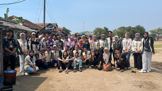 Foto Bersama Masyarakat Desa Lontar (Sumber: Dokumentasi Pribadi)